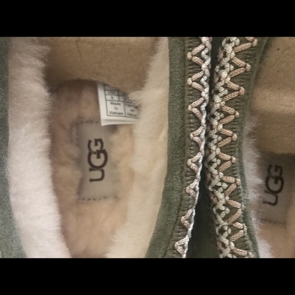 UGG slippers sz 9 - Picture 3 of 6